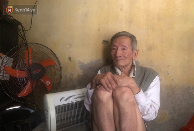 Cặp vợ chồng hơn 40 năm sống trên nóc nhà vệ sinh ở phố cổ kể về những cái Tết không bánh kẹo, họ hàng không ai đến chúc Tết - Ảnh 5. Cặp vợ chồng hơn 40 năm sống trên nóc nhà vệ sinh ở phố cổ kể về những cái Tết không bánh kẹo, họ hàng không ai đến chúc Tết - Ảnh 5.