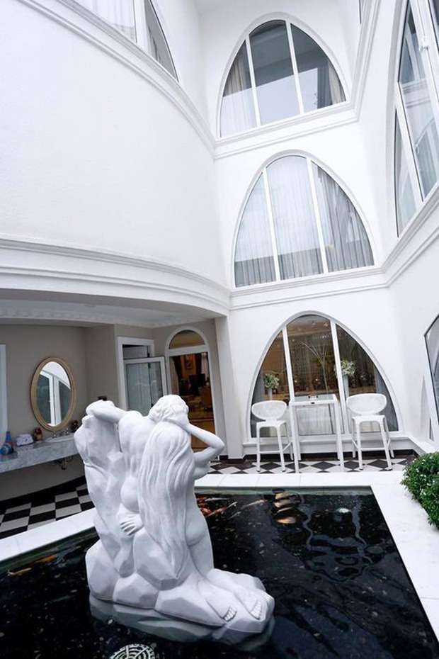 Chiêm ngưỡng biệt thự của Hoa hậu Giáng My: Sang chảnh như cung điện, phòng khách có sức chứa cả trăm người - Ảnh 11. Chiêm ngưỡng biệt thự của Hoa hậu Giáng My: Sang chảnh như cung điện, phòng khách có sức chứa cả trăm người - Ảnh 11.