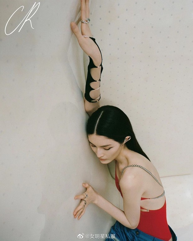 Đồ “rách rưới Cái Bang” được cả loạt sao từ ngoại đến Việt lăng xê: Người sang chảnh, người lại hơi khó cảm - Ảnh 6. Đồ “rách rưới Cái Bang” được cả loạt sao từ ngoại đến Việt lăng xê: Người sang chảnh, người lại hơi khó cảm - Ảnh 6.