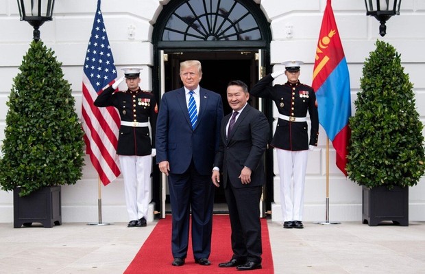 Những món quà siêu độc mà “Quý tử nước Mỹ” Barron Trump nhận được từ người nổi tiếng, đỉnh nhất là món quà từ Tổng thống Mông Cổ - Ảnh 5. Những món quà siêu độc mà “Quý tử nước Mỹ” Barron Trump nhận được từ người nổi tiếng, đỉnh nhất là món quà từ Tổng thống Mông Cổ - Ảnh 5.