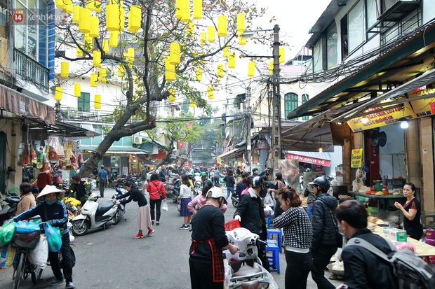 Gà cánh tiên “hút khách” trong phiên chợ Rằm cuối năm giữa phố Hà Nội: Chủ quán luộc gà gấp rút, shipper giao mỏi chân không kịp - Ảnh 1. Gà cánh tiên “hút khách” trong phiên chợ Rằm cuối năm giữa phố Hà Nội: Chủ quán luộc gà gấp rút, shipper giao mỏi chân không kịp - Ảnh 1.