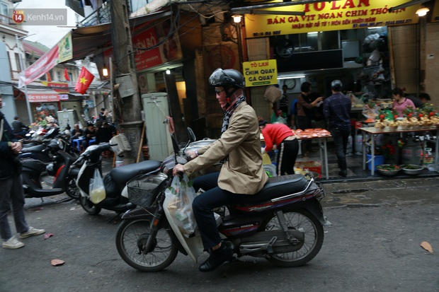 Gà cánh tiên “hút khách” trong phiên chợ Rằm cuối năm giữa phố Hà Nội: Chủ quán luộc gà gấp rút, shipper giao mỏi chân không kịp - Ảnh 10. Gà cánh tiên “hút khách” trong phiên chợ Rằm cuối năm giữa phố Hà Nội: Chủ quán luộc gà gấp rút, shipper giao mỏi chân không kịp - Ảnh 10.