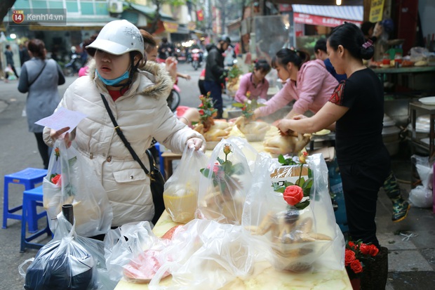 Gà cánh tiên “hút khách” trong phiên chợ Rằm cuối năm giữa phố Hà Nội: Chủ quán luộc gà gấp rút, shipper giao mỏi chân không kịp - Ảnh 6. Gà cánh tiên “hút khách” trong phiên chợ Rằm cuối năm giữa phố Hà Nội: Chủ quán luộc gà gấp rút, shipper giao mỏi chân không kịp - Ảnh 6.