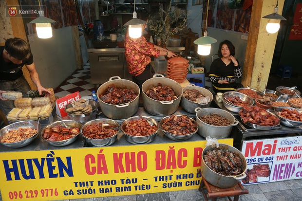 Gà cánh tiên “hút khách” trong phiên chợ Rằm cuối năm giữa phố Hà Nội: Chủ quán luộc gà gấp rút, shipper giao mỏi chân không kịp - Ảnh 13. Gà cánh tiên “hút khách” trong phiên chợ Rằm cuối năm giữa phố Hà Nội: Chủ quán luộc gà gấp rút, shipper giao mỏi chân không kịp - Ảnh 13.