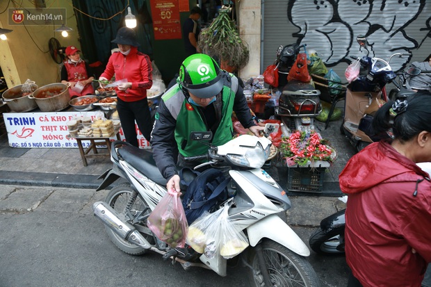 Gà cánh tiên “hút khách” trong phiên chợ Rằm cuối năm giữa phố Hà Nội: Chủ quán luộc gà gấp rút, shipper giao mỏi chân không kịp - Ảnh 17. Gà cánh tiên “hút khách” trong phiên chợ Rằm cuối năm giữa phố Hà Nội: Chủ quán luộc gà gấp rút, shipper giao mỏi chân không kịp - Ảnh 17.