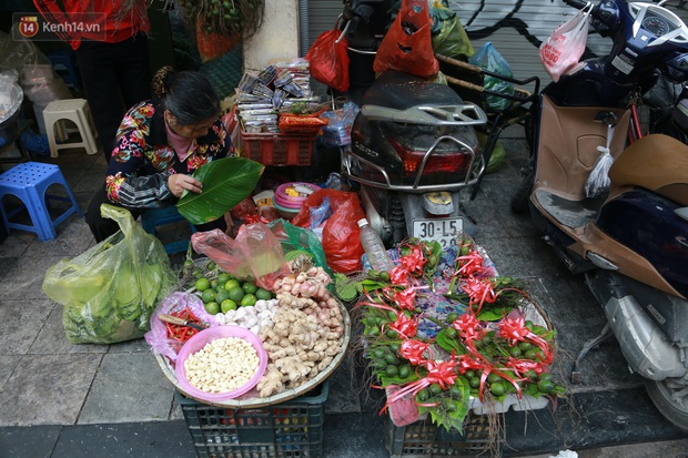 Gà cánh tiên “hút khách” trong phiên chợ Rằm cuối năm giữa phố Hà Nội: Chủ quán luộc gà gấp rút, shipper giao mỏi chân không kịp - Ảnh 16. Gà cánh tiên “hút khách” trong phiên chợ Rằm cuối năm giữa phố Hà Nội: Chủ quán luộc gà gấp rút, shipper giao mỏi chân không kịp - Ảnh 16.