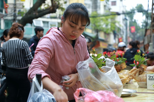 Gà cánh tiên “hút khách” trong phiên chợ Rằm cuối năm giữa phố Hà Nội: Chủ quán luộc gà gấp rút, shipper giao mỏi chân không kịp - Ảnh 9. Gà cánh tiên “hút khách” trong phiên chợ Rằm cuối năm giữa phố Hà Nội: Chủ quán luộc gà gấp rút, shipper giao mỏi chân không kịp - Ảnh 9.