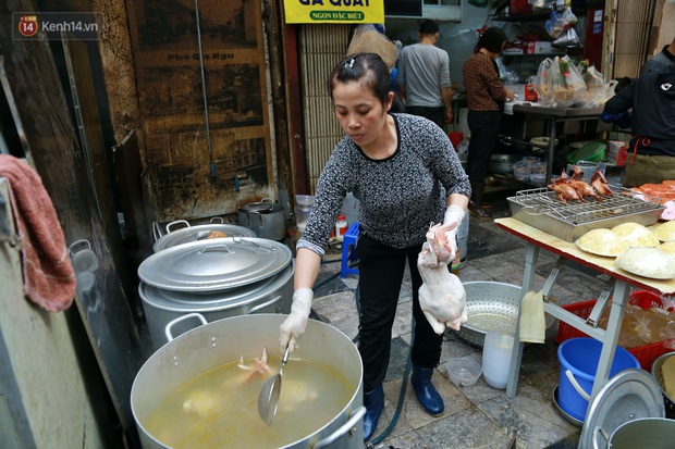 Gà cánh tiên “hút khách” trong phiên chợ Rằm cuối năm giữa phố Hà Nội: Chủ quán luộc gà gấp rút, shipper giao mỏi chân không kịp - Ảnh 8. Gà cánh tiên “hút khách” trong phiên chợ Rằm cuối năm giữa phố Hà Nội: Chủ quán luộc gà gấp rút, shipper giao mỏi chân không kịp - Ảnh 8.