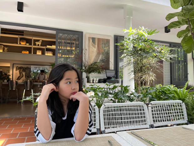 Con gái Lưu Hương Giang - Hồ Hoài Anh làm vlog tiện thể khoe trường quốc tế học phí nửa tỷ, trình nói tiếng Anh đỉnh, tiết lộ cả công việc mơ ước - Ảnh 2. Con gái Lưu Hương Giang - Hồ Hoài Anh làm vlog tiện thể khoe trường quốc tế học phí nửa tỷ, trình nói tiếng Anh đỉnh, tiết lộ cả công việc mơ ước - Ảnh 2.