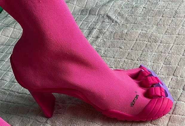 Trình làng đôi boots chóe giá 30 triệu, hãng giày đình đám Balenciaga khiến dân mạng cười ngặt nghẽo: Khác gì găng tay rửa bát màu hồng không? - Ảnh 1.