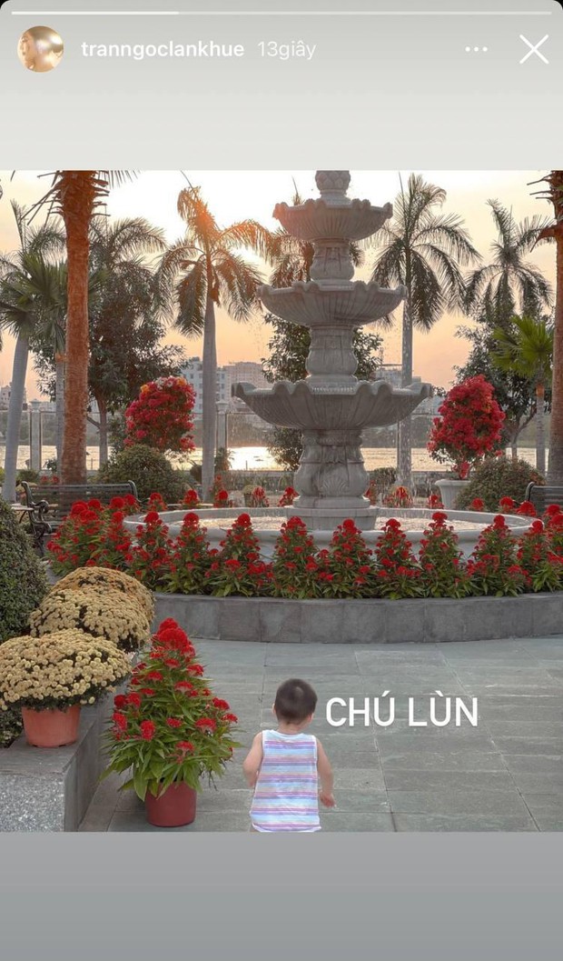 Lan Khuê khoe ảnh quý tử chơi đùa, dân tình chỉ dán mắt vào khoảng sân trang trí đón Tết hoành tráng như công viên! - Ảnh 2.