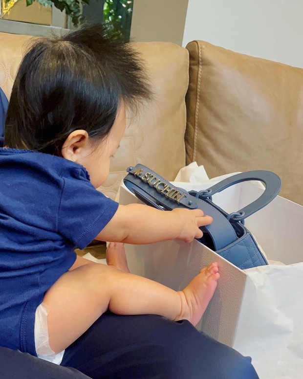 Ái nữ “ngậm thìa vàng” Vbiz gọi tên Suchin: Đồ chơi là túi hiệu gần 70 triệu đồng của mẹ, bố là Đô La thì con là... kim cương! - Ảnh 5. Ái nữ “ngậm thìa vàng” Vbiz gọi tên Suchin: Đồ chơi là túi hiệu gần 70 triệu đồng của mẹ, bố là Đô La thì con là... kim cương! - Ảnh 5.