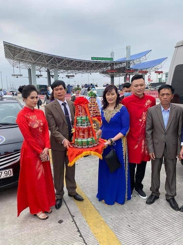 Câu chuyện nhà trai không được vào Quảng Ninh đón dâu vì Covid-19: Hai gia đình đã gặp gỡ, trao lễ ngay tại... trạm BOT - Ảnh 2. Câu chuyện nhà trai không được vào Quảng Ninh đón dâu vì Covid-19: Hai gia đình đã gặp gỡ, trao lễ ngay tại... trạm BOT - Ảnh 2.
