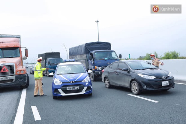 Công an, quân đội lập “chốt” khuyến cáo người dân cân nhắc trước khi di chuyển vào TP Hạ Long trước hàng loạt ca nhiễm COVID-19 mới - Ảnh 2.