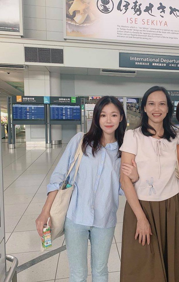 Cô bạn khoe mẹ hồi trẻ là hoa khôi, đi sắm đào Tết thôi mà cũng được chụp cho lên báo - Ảnh 6.