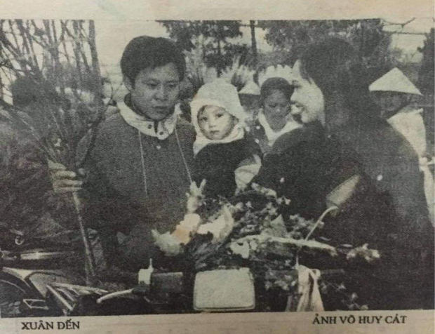 Cô bạn khoe mẹ hồi trẻ là hoa khôi, đi sắm đào Tết thôi mà cũng được chụp cho lên báo - Ảnh 3.