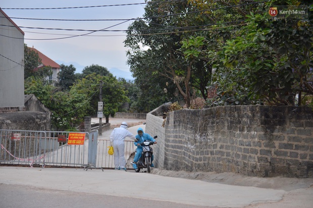 Phong tỏa thôn Kim Điền - Hải Dương liên quan BN 1552: Cuộc sống hàng ngày bị đảo lộn, người dân đeo khẩu trang cả ở trong nhà để phòng dịch - Ảnh 1.