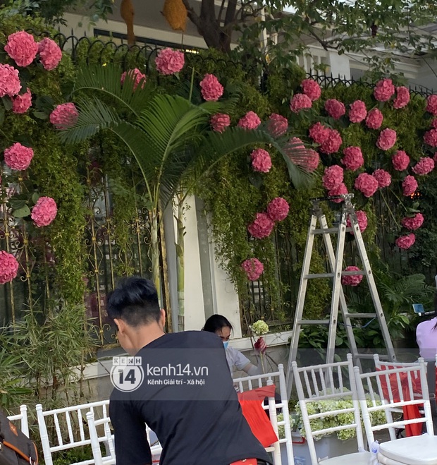 Đám cưới Phan Thành - Primmy Trương: Nhà gái dựng cổng hoa tươi hoành tráng trước biệt thự to đùng vật vã - Ảnh 4. Đám cưới Phan Thành - Primmy Trương: Nhà gái dựng cổng hoa tươi hoành tráng trước biệt thự to đùng vật vã - Ảnh 4.