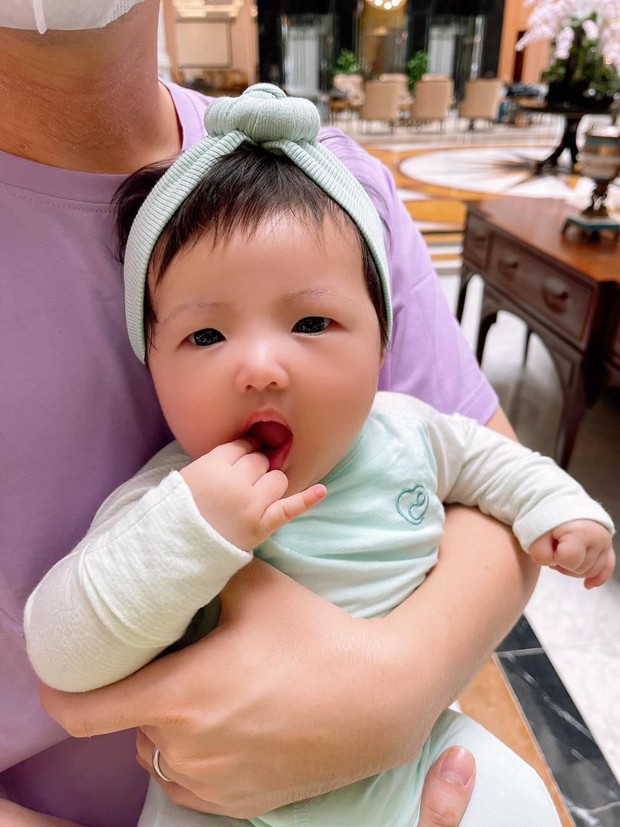 Chân dung thế lực nhí giật trọn spotlight của cả dàn sao công ty Đông Nhi - Ông Cao Thắng, cưng thế này hỏi sao cô chú mê chữ ê kéo dài! - Ảnh 3.