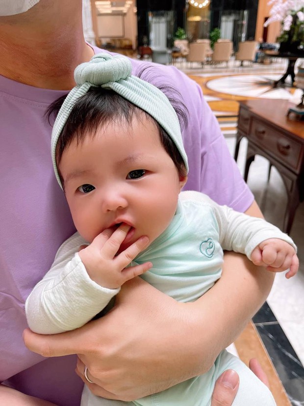 Chân dung thế lực nhí giật trọn spotlight của cả dàn sao công ty Đông Nhi - Ông Cao Thắng, cưng thế này hỏi sao cô chú mê chữ ê kéo dài! - Ảnh 2.