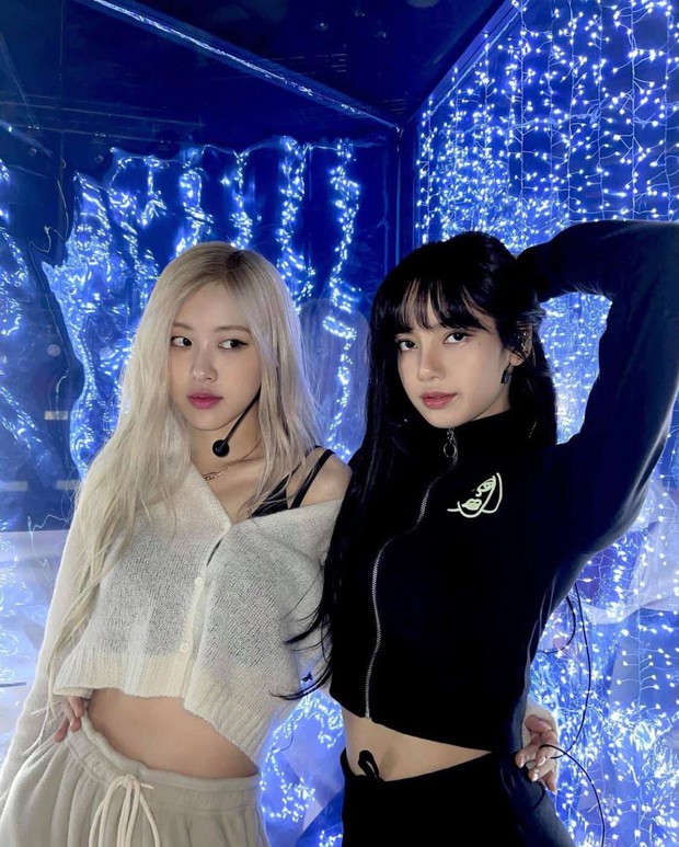Diện áo len giống Jennie: Rosé lên đồ kín đáo hơn, nhìn sang Chanel sống thấy nội y lấp ló - Ảnh 4.