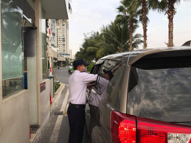 TP.HCM: Phong toả một tầng chung cư có bé gái 8 tuổi tái dương tính với SARS-CoV-2 - Ảnh 3. TP.HCM: Phong toả một tầng chung cư có bé gái 8 tuổi tái dương tính với SARS-CoV-2 - Ảnh 3.