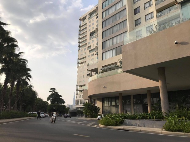 TP.HCM: Phong toả một tầng chung cư có bé gái 8 tuổi tái dương tính với SARS-CoV-2 - Ảnh 2. TP.HCM: Phong toả một tầng chung cư có bé gái 8 tuổi tái dương tính với SARS-CoV-2 - Ảnh 2.