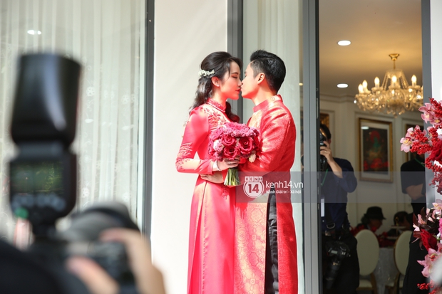 Clip: Cận cảnh cả trăm tỷ chạy trên đường, đưa Phan Thành đến nhà Primmy Trương xin dâu! - Ảnh 1. Clip: Cận cảnh cả trăm tỷ chạy trên đường, đưa Phan Thành đến nhà Primmy Trương xin dâu! - Ảnh 1.