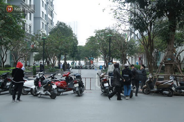 Cận cảnh phong toả toà T6 khu đô thị Times City sau ca Covid-19, người dân liên tục tiếp tế thực phẩm vào bên trong - Ảnh 3. Cận cảnh phong toả toà T6 khu đô thị Times City sau ca Covid-19, người dân liên tục tiếp tế thực phẩm vào bên trong - Ảnh 3.