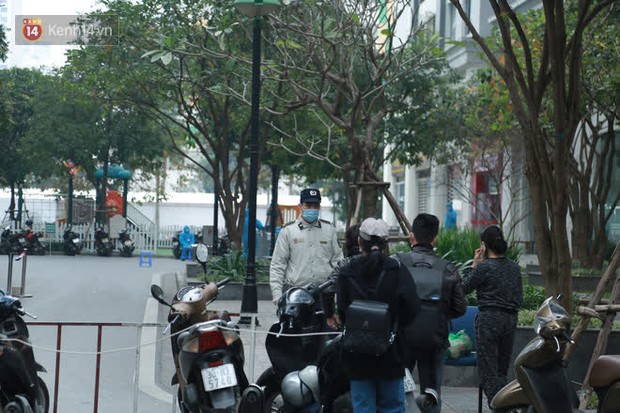 Cận cảnh phong toả toà T6 khu đô thị Times City sau ca Covid-19, người dân liên tục tiếp tế thực phẩm vào bên trong - Ảnh 4. Cận cảnh phong toả toà T6 khu đô thị Times City sau ca Covid-19, người dân liên tục tiếp tế thực phẩm vào bên trong - Ảnh 4.