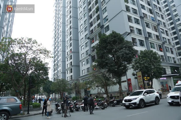 Cận cảnh phong toả toà T6 khu đô thị Times City sau ca Covid-19, người dân liên tục tiếp tế thực phẩm vào bên trong - Ảnh 2. Cận cảnh phong toả toà T6 khu đô thị Times City sau ca Covid-19, người dân liên tục tiếp tế thực phẩm vào bên trong - Ảnh 2.
