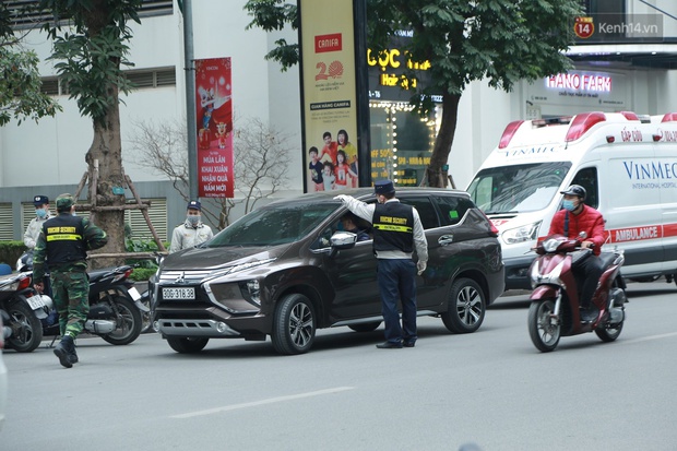 Cận cảnh phong toả toà T6 khu đô thị Times City sau ca Covid-19, người dân liên tục tiếp tế thực phẩm vào bên trong - Ảnh 10. Cận cảnh phong toả toà T6 khu đô thị Times City sau ca Covid-19, người dân liên tục tiếp tế thực phẩm vào bên trong - Ảnh 10.