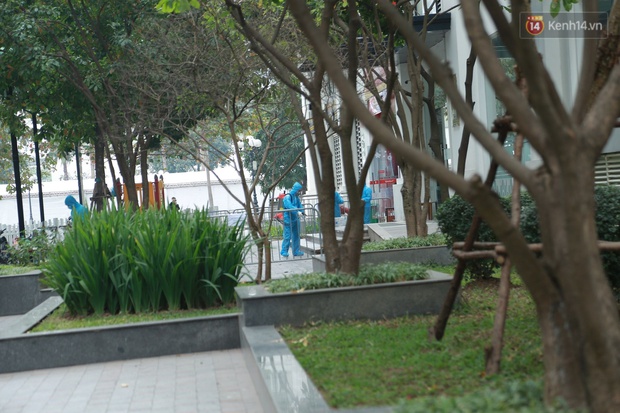 Cận cảnh phong toả toà T6 khu đô thị Times City sau ca Covid-19, người dân liên tục tiếp tế thực phẩm vào bên trong - Ảnh 11. Cận cảnh phong toả toà T6 khu đô thị Times City sau ca Covid-19, người dân liên tục tiếp tế thực phẩm vào bên trong - Ảnh 11.
