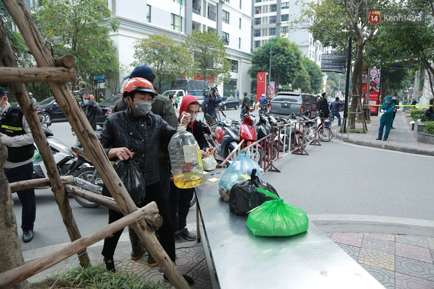 Cận cảnh phong toả toà T6 khu đô thị Times City sau ca Covid-19, người dân liên tục tiếp tế thực phẩm vào bên trong - Ảnh 7. Cận cảnh phong toả toà T6 khu đô thị Times City sau ca Covid-19, người dân liên tục tiếp tế thực phẩm vào bên trong - Ảnh 7.