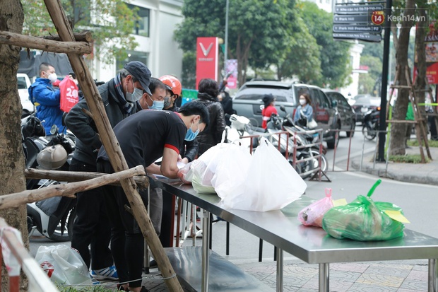Cận cảnh phong toả toà T6 khu đô thị Times City sau ca Covid-19, người dân liên tục tiếp tế thực phẩm vào bên trong - Ảnh 6. Cận cảnh phong toả toà T6 khu đô thị Times City sau ca Covid-19, người dân liên tục tiếp tế thực phẩm vào bên trong - Ảnh 6.