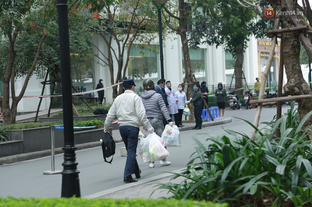 Cận cảnh phong toả toà T6 khu đô thị Times City sau ca Covid-19, người dân liên tục tiếp tế thực phẩm vào bên trong - Ảnh 9. Cận cảnh phong toả toà T6 khu đô thị Times City sau ca Covid-19, người dân liên tục tiếp tế thực phẩm vào bên trong - Ảnh 9.