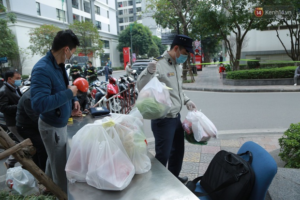 Cận cảnh phong toả toà T6 khu đô thị Times City sau ca Covid-19, người dân liên tục tiếp tế thực phẩm vào bên trong - Ảnh 8. Cận cảnh phong toả toà T6 khu đô thị Times City sau ca Covid-19, người dân liên tục tiếp tế thực phẩm vào bên trong - Ảnh 8.