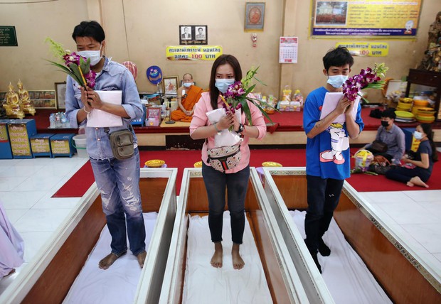 Dân Thái Lan rủ nhau giả vờ chết để giải hạn cầu may - Ảnh 4. Dân Thái Lan rủ nhau giả vờ chết để giải hạn cầu may - Ảnh 4.