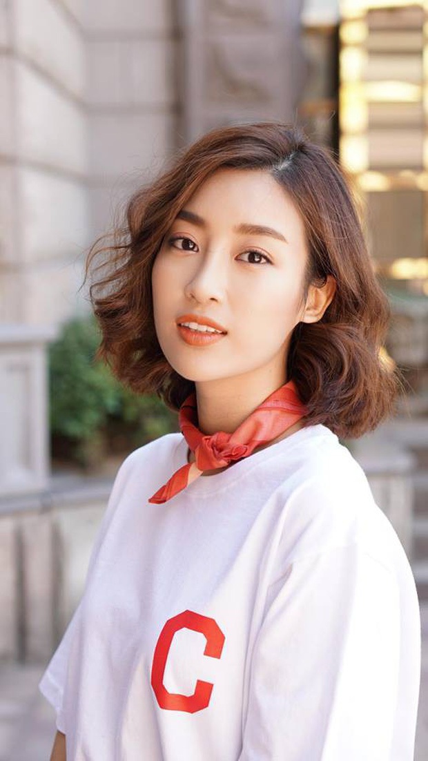 Sau Đỗ Mỹ Linh, HH Tiểu Vy cũng mạnh dạn thay đổi chi tiết này nhưng style lại gây thất vọng nhẹ - Ảnh 9. Sau Đỗ Mỹ Linh, HH Tiểu Vy cũng mạnh dạn thay đổi chi tiết này nhưng style lại gây thất vọng nhẹ - Ảnh 9.