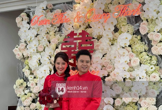 Đám cưới Phan Thành - Primmy Trương: Cô dâu chiếm spotlight với áo dài đỏ, nhẫn kim cương to đùng trên tay nhìn là nể ngay - Ảnh 1.