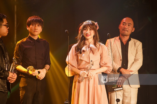 Khoảnh khắc viral: Hoà Minzy bật khóc nức nở tại lễ trao giải, tự nhận xấu nhưng netizen lại phản ứng trái ngược hẳn - Ảnh 4. Khoảnh khắc viral: Hoà Minzy bật khóc nức nở tại lễ trao giải, tự nhận xấu nhưng netizen lại phản ứng trái ngược hẳn - Ảnh 4.
