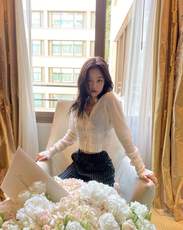 Diện áo len giống Jennie: Rosé lên đồ kín đáo hơn, nhìn sang Chanel sống thấy nội y lấp ló - Ảnh 2.