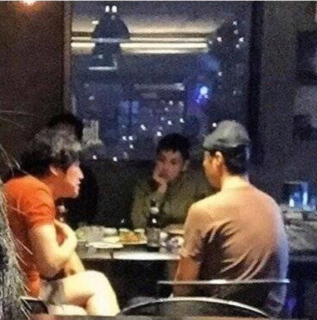 Bộ dạng các sao Hàn khi được fan bắt gặp đi ăn ngoài: Oh Sehun ảnh cam thường vẫn visual “huỷ diệt”, BIGBANG “cosplay” 4 anh em siêu nhân - Ảnh 1. Bộ dạng các sao Hàn khi được fan bắt gặp đi ăn ngoài: Oh Sehun ảnh cam thường vẫn visual “huỷ diệt”, BIGBANG “cosplay” 4 anh em siêu nhân - Ảnh 1.