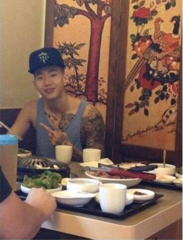 Bộ dạng các sao Hàn khi được fan bắt gặp đi ăn ngoài: Oh Sehun ảnh cam thường vẫn visual “huỷ diệt”, BIGBANG “cosplay” 4 anh em siêu nhân - Ảnh 5. Bộ dạng các sao Hàn khi được fan bắt gặp đi ăn ngoài: Oh Sehun ảnh cam thường vẫn visual “huỷ diệt”, BIGBANG “cosplay” 4 anh em siêu nhân - Ảnh 5.