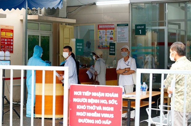 Trước diễn biến Covid-19 mới, Bệnh viện Bạch Mai tạm dừng thăm hỏi bệnh nhân tại khu điều trị nội trú - Ảnh 1. Trước diễn biến Covid-19 mới, Bệnh viện Bạch Mai tạm dừng thăm hỏi bệnh nhân tại khu điều trị nội trú - Ảnh 1.