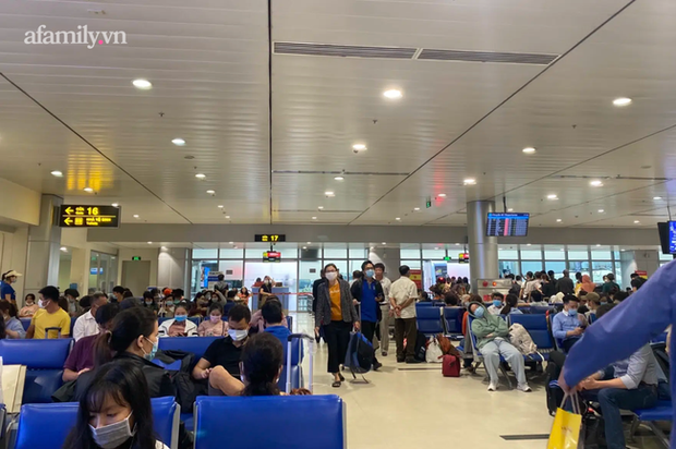 Bé gái 8 tuổi ở TP.HCM tái dương tính SARS-CoV-2 sau khi xuất viện được đưa đi cách ly cùng mẹ - Ảnh 1. Bé gái 8 tuổi ở TP.HCM tái dương tính SARS-CoV-2 sau khi xuất viện được đưa đi cách ly cùng mẹ - Ảnh 1.