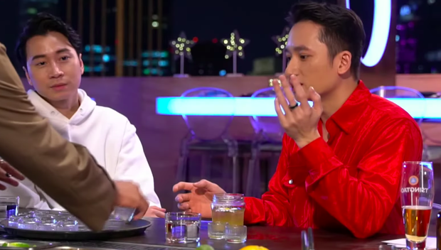 Karik liên tục để lộ khoảnh khắc buồn bã tại Bar Stories: Cuộc đời em có nhiều nghịch cảnh lắm rồi, thêm nữa cũng chẳng sao - Ảnh 6. Karik liên tục để lộ khoảnh khắc buồn bã tại Bar Stories: Cuộc đời em có nhiều nghịch cảnh lắm rồi, thêm nữa cũng chẳng sao - Ảnh 6.