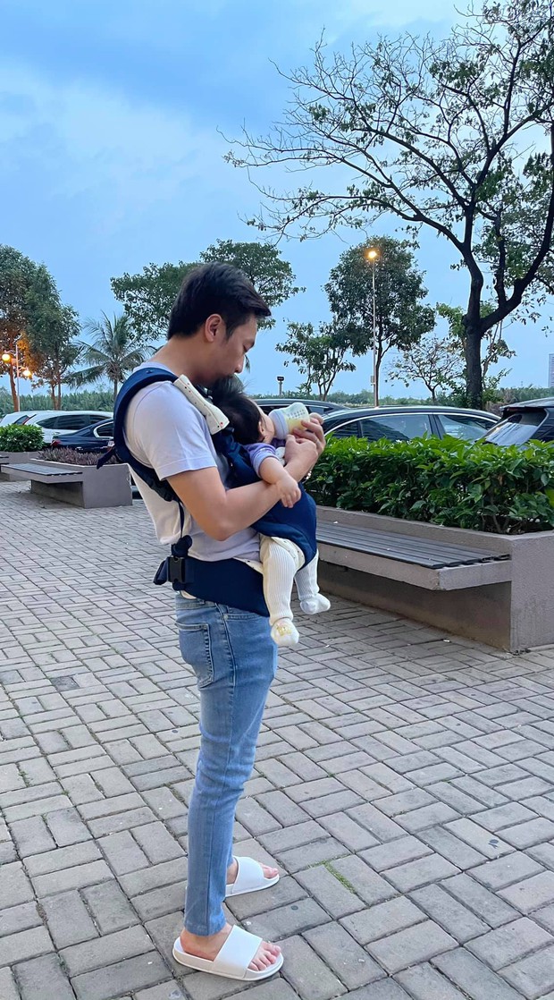 Màn biến hình của Cường Đô La: Từ đại gia chơi siêu xe nức tiếng bẻ lái sang bố bỉm bồng bế con gái không rời - Ảnh 2.