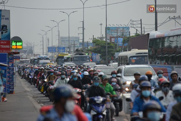 Chùm ảnh: Cửa ngõ ùn tắc kinh hoàng, các bến xe Hà Nội và TP.HCM chật cứng người dân quay trở lại sau kỳ nghỉ Tết Dương lịch - Ảnh 48.