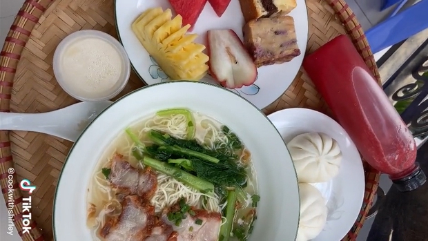 Cận cảnh bữa ăn sáng cách ly trong khách sạn ở Việt Nam khiến ai cũng trầm trồ vì quá thịnh soạn - Ảnh 2.